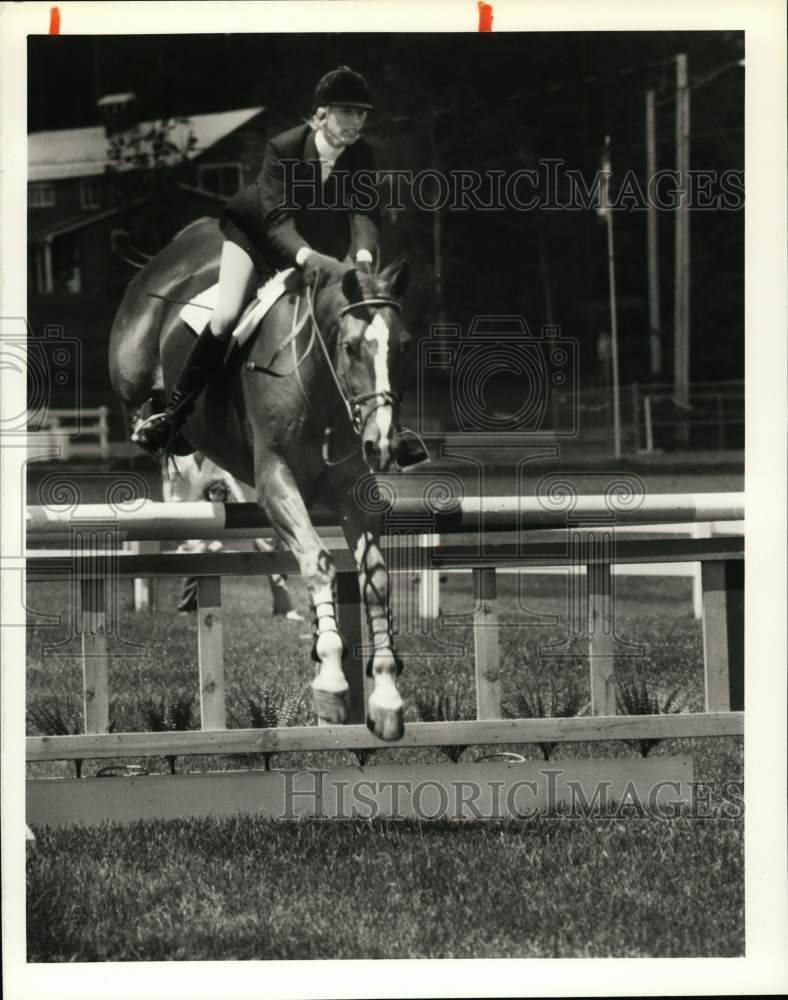 1989 Press Photo Schulyer Riley at Lake Placid Horse Show Hurdle Jump- Historic Images