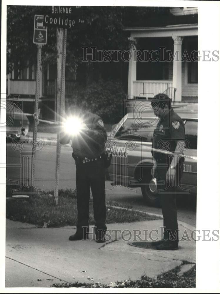 1991 Press Photo Police Officer Michael Taylor at Bellevue Avenue Crime Scene