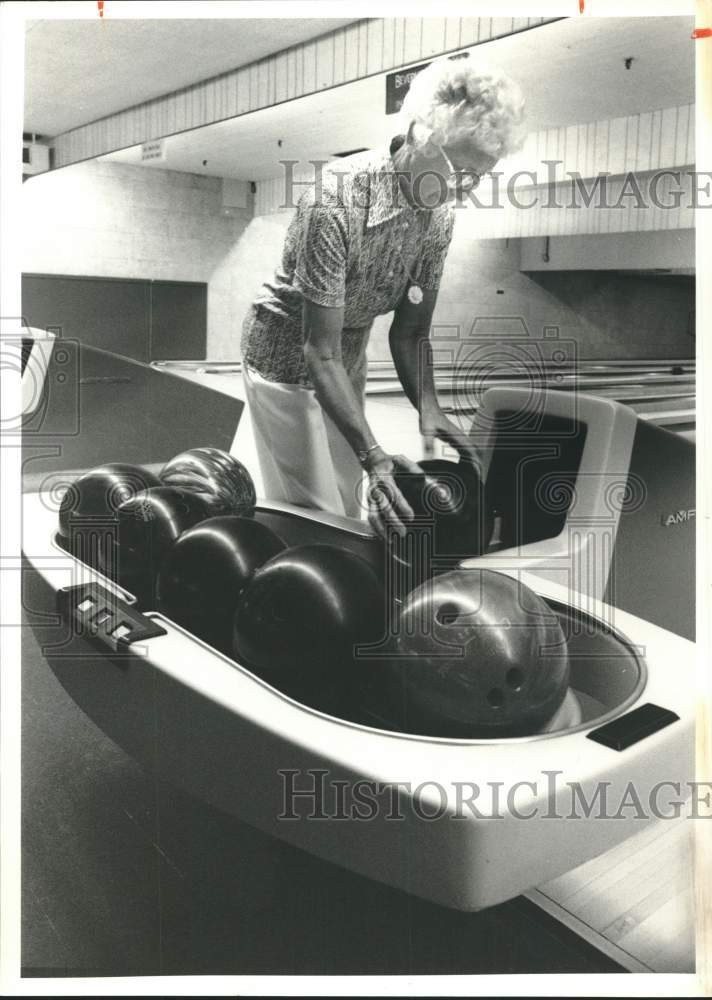 1990 Press Photo Harriet Bets at Bowling Alley - sya17882- Historic Images