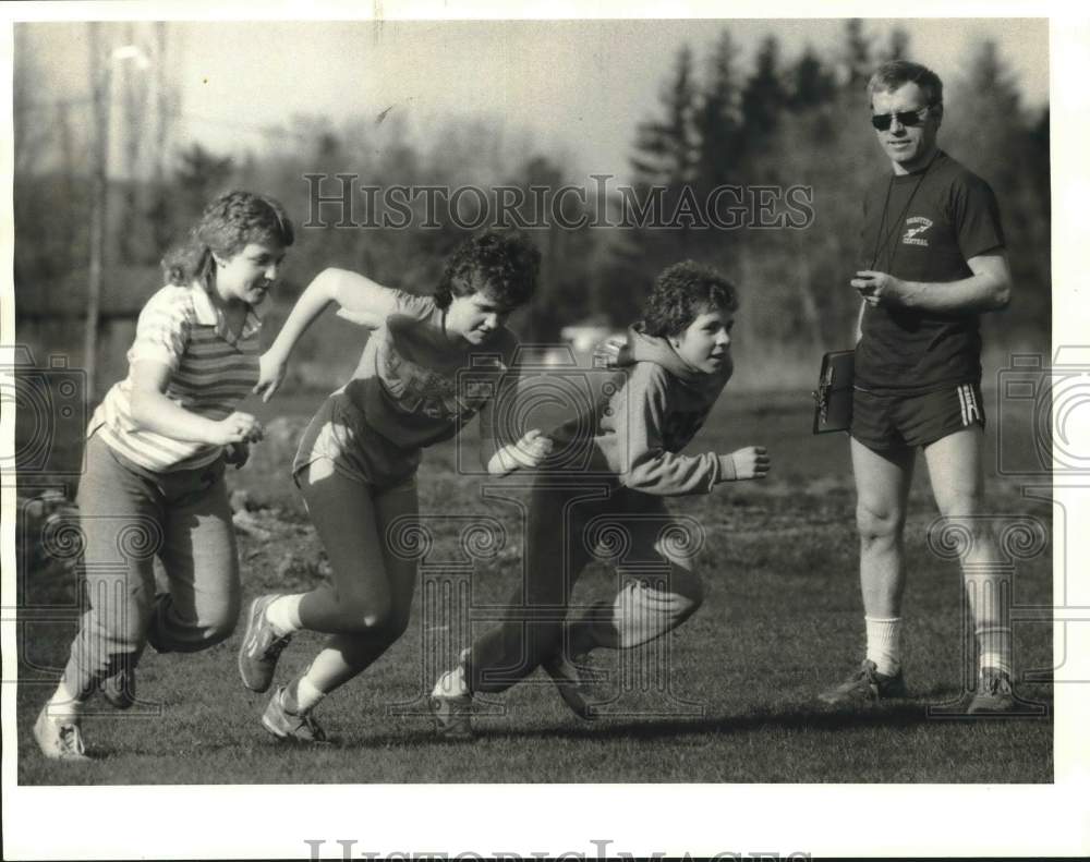 1986 Press Photo Steve Camelbeek and Daughters Running at DeRuyter Track- Historic Images