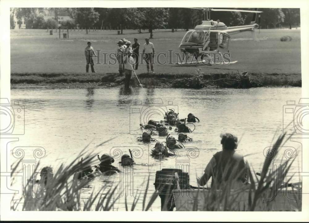 1986 Press Photo Divers at Onondaga Lake Drowning Scene of Thomas Antezak- Historic Images