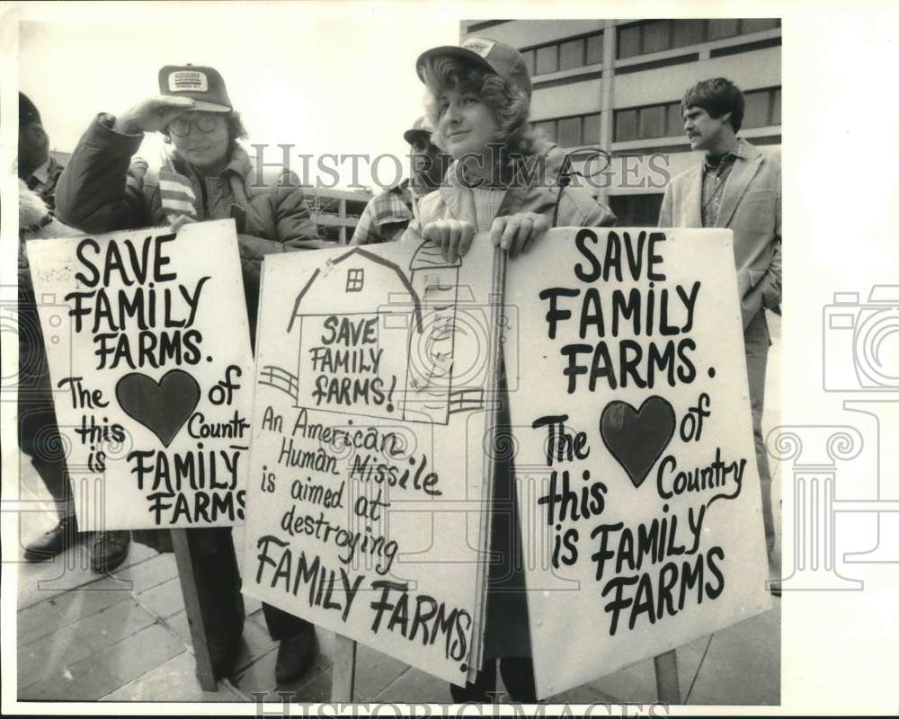 1985 Press Photo Holland Patent, New York &quot;Alpine Echo&quot; Dairy Farmers at Protest- Historic Images