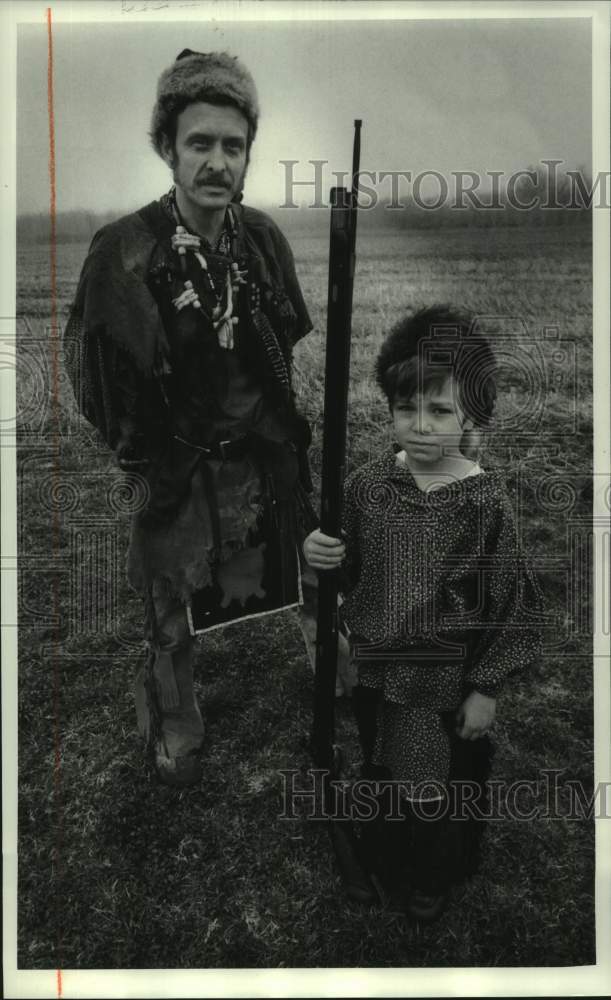 1985 Press Photo Tex Lesher and Son in French American War Period Clothing- Historic Images