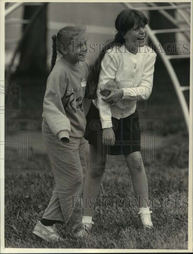 Press Photo Elementary School Pen Pals at Austin Park in Skaneateles New York- Historic Images