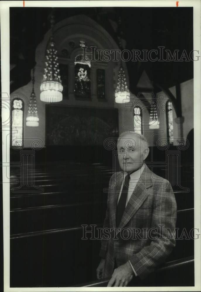 1989 Press Photo Harold Jaffe, Louis Comfort Tiffany Society President at Chapel- Historic Images