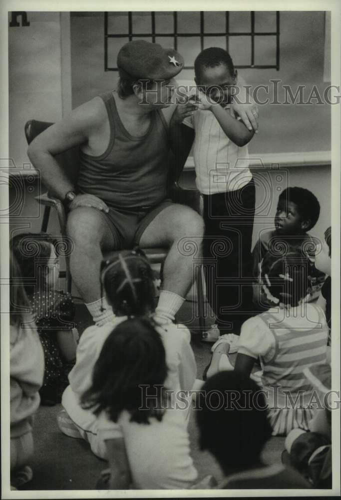 1985 Press Photo Thomas &quot;T.J.&quot; Jackson at Seymour Elementary School Class- Historic Images