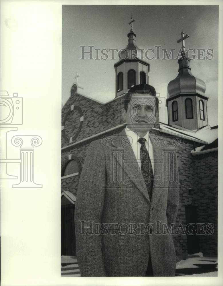 1988 Press Photo Leonid Jemitz at St. Luke's Ukrainian Church Building