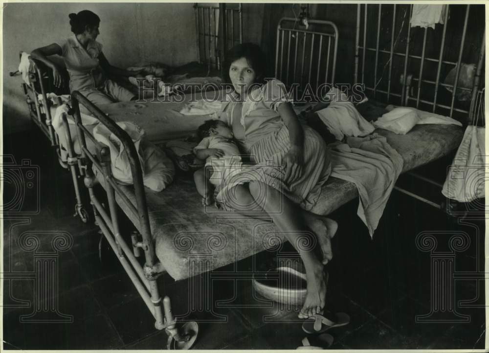 Press Photo Nicaraguan Women with Children at Housing - sya19217