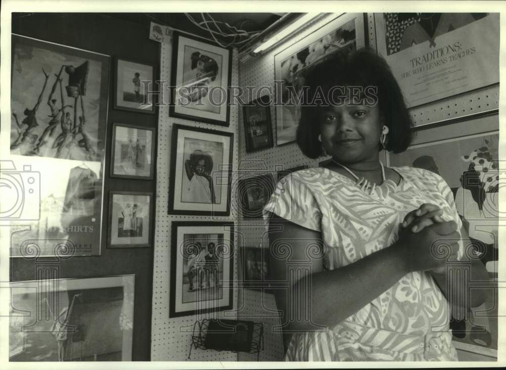 1987 Press Photo Vanessa Orisakwe at New York State Fair Ethinic Images Booth