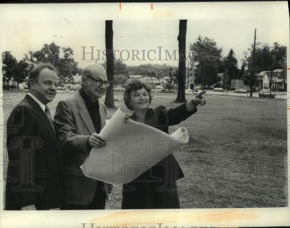 1982 Press Photo Mayor James Moore with Shirley Jefferson at Johnson Park