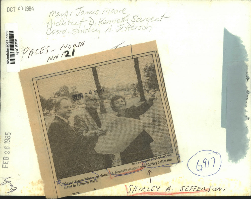1982 Press Photo Mayor James Moore with Shirley Jefferson at Johnson Park