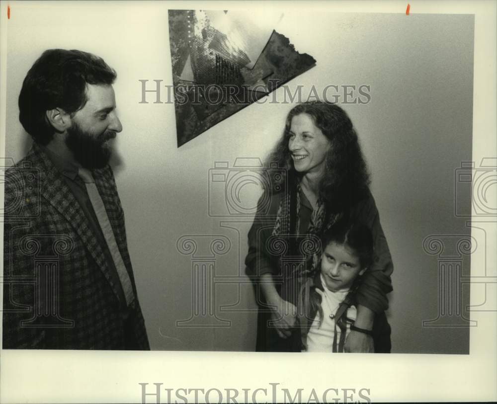 Press Photo Artist Denise Stillwater Leone with Daughter and Artwork - sya19375