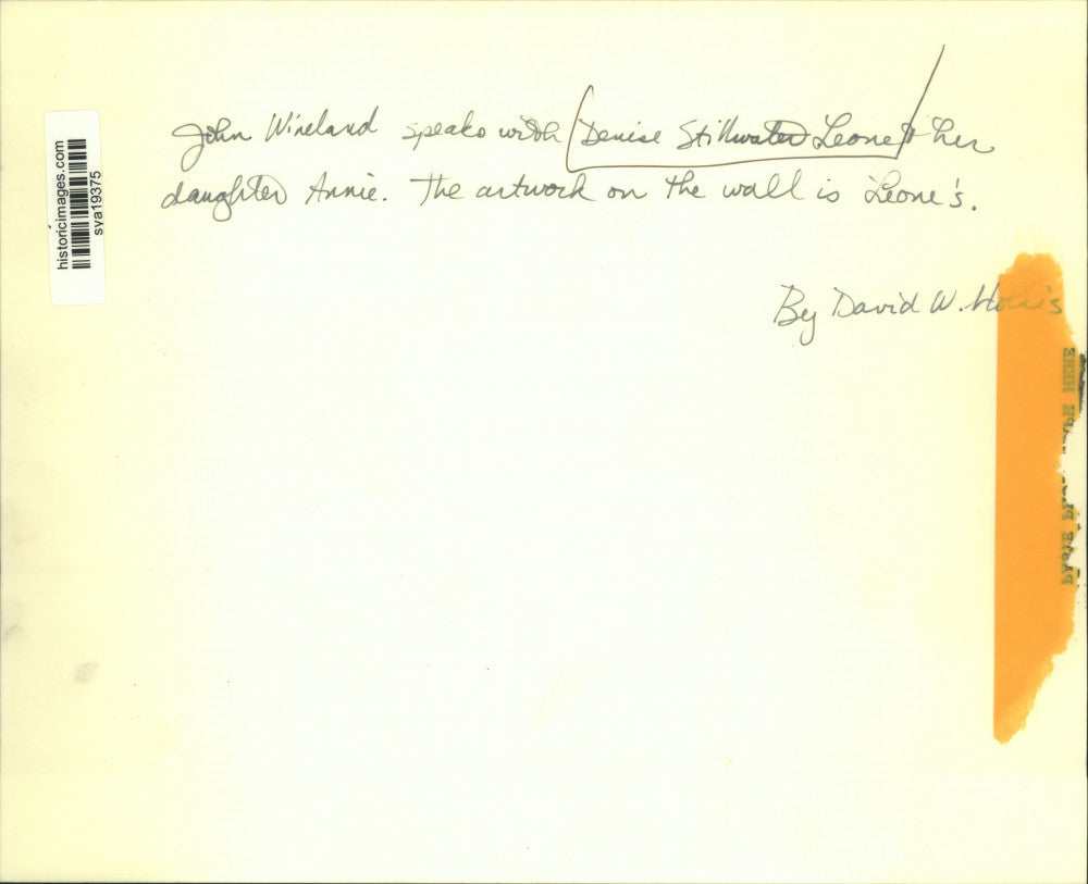 Press Photo Artist Denise Stillwater Leone with Daughter and Artwork - sya19375