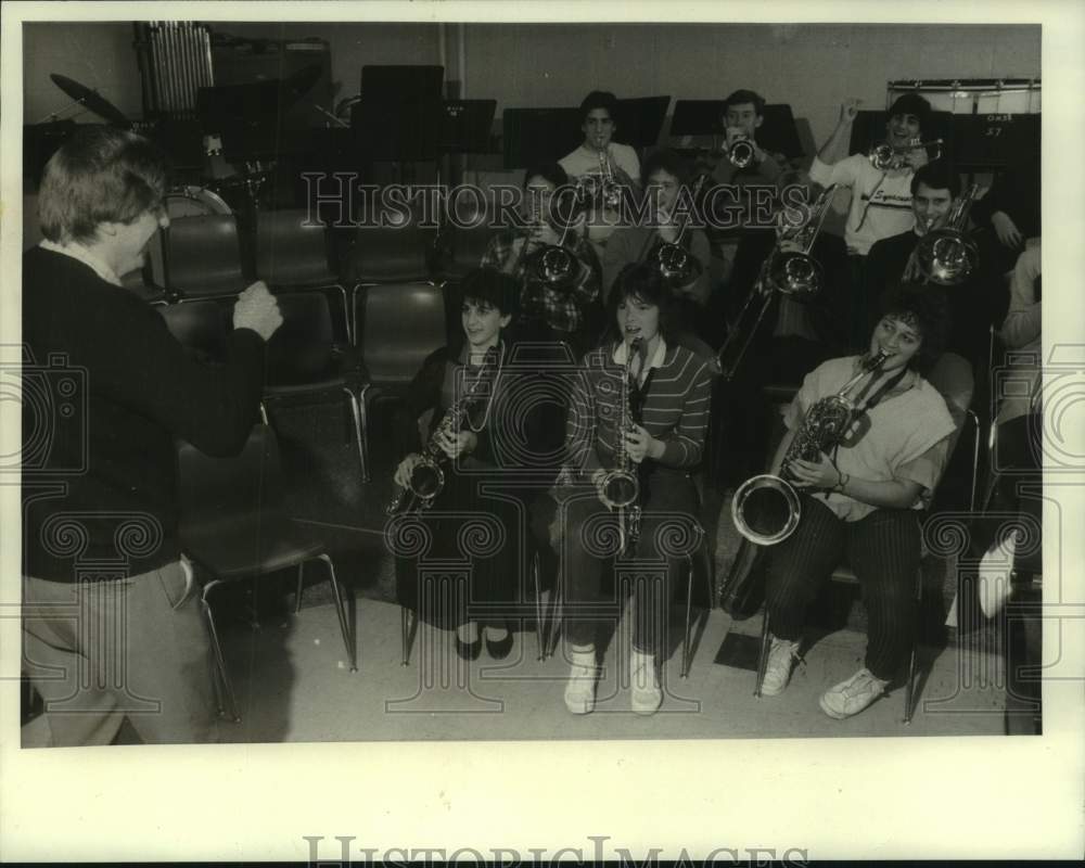 1986 Press Photo Oneida High School Marching Band with Director Timothy Watson- Historic Images