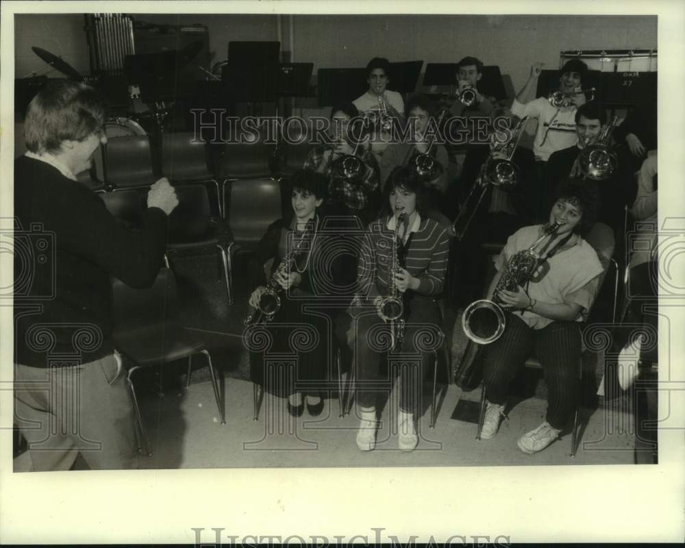1986 Press Photo Oneida High School Marching Band with Director Timothy Watson- Historic Images