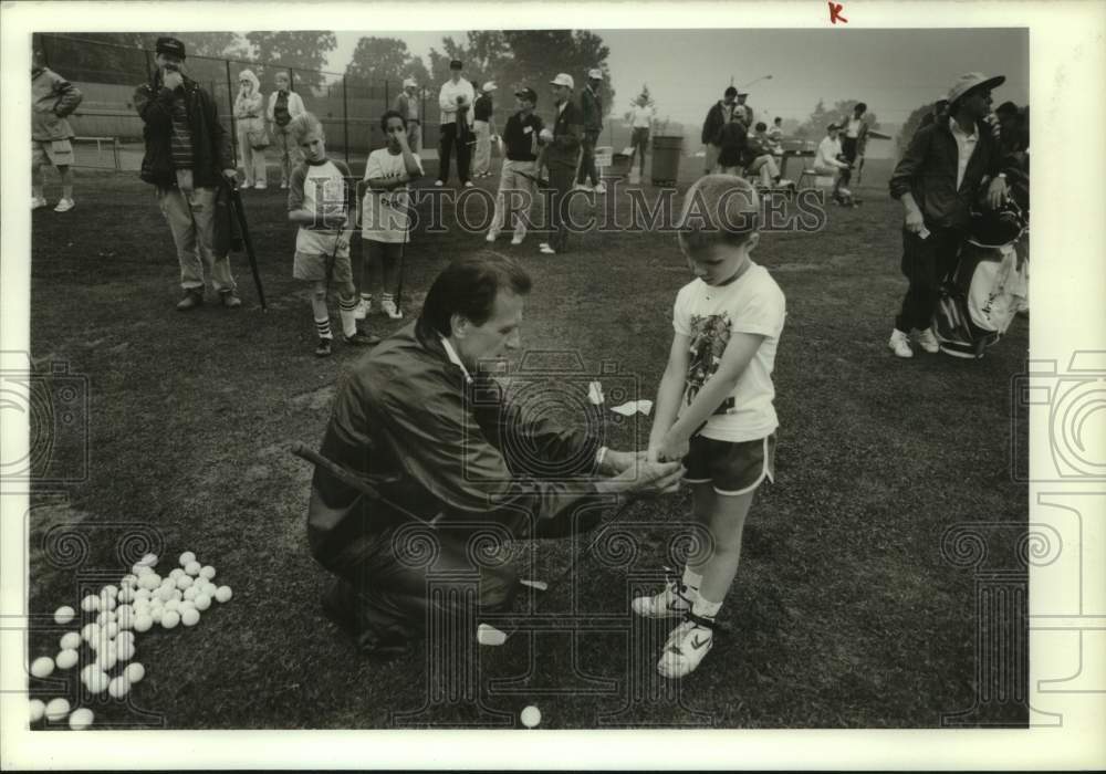 1989 Press Photo Cass Jower, Golf Professional from Michigan with Children- Historic Images