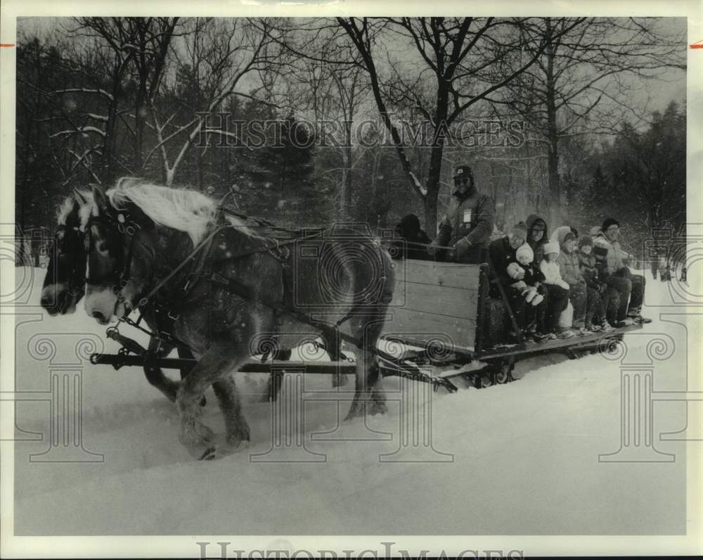 1987 Press Photo Children on Horse Drawn Sleigh Ride in Snow - sya19590- Historic Images