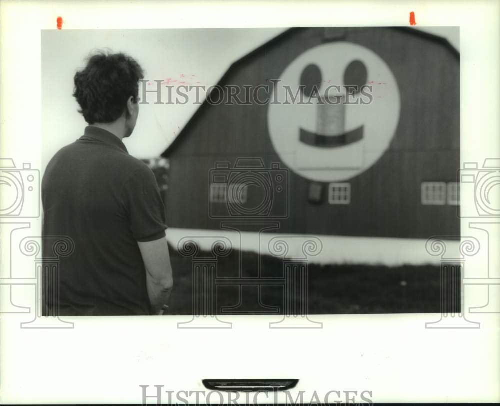 1991 Press Photo Smiley Face by Bill Parks on Greg Maurer&#39;s Barn - sya19788
