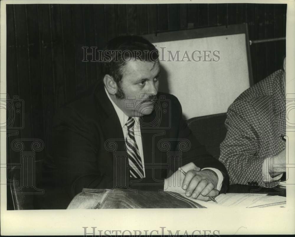 1981 Press Photo Councilman Richard Maus at Meeting - sya19798- Historic Images