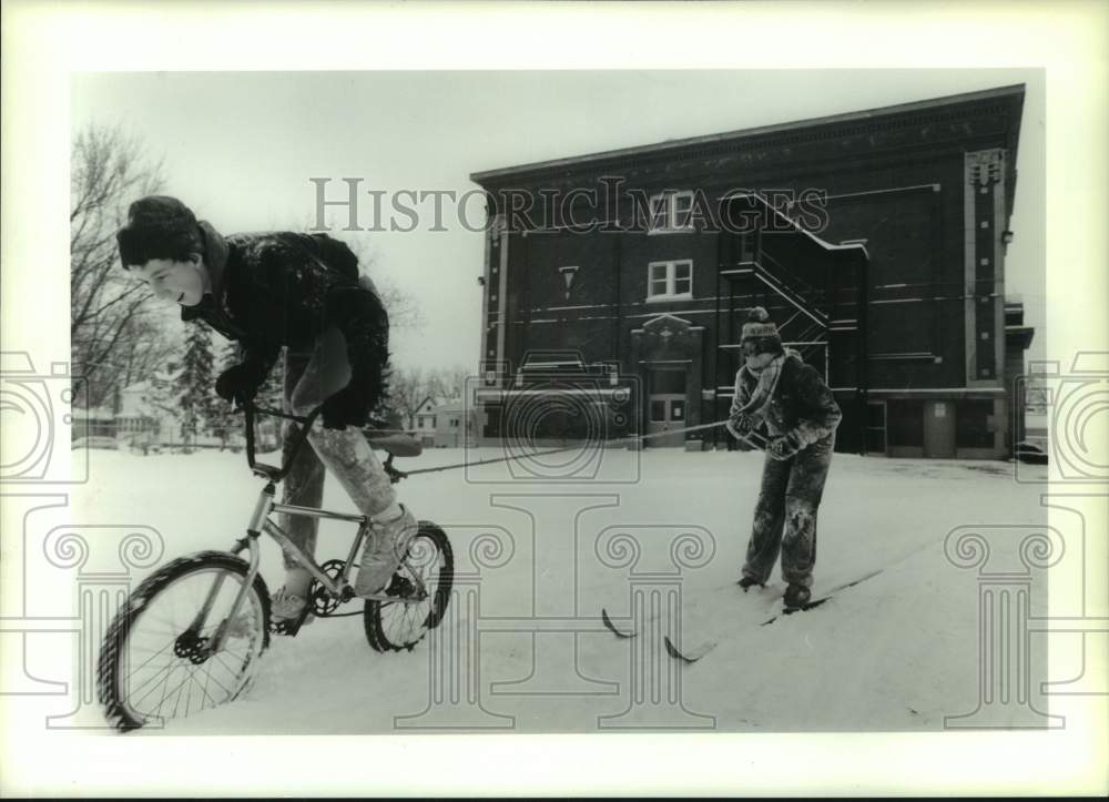 1989 Press Photo Mike Glasczyk and Friend Skiing at Oak Street School in Fulton- Historic Images