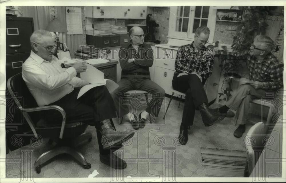 1985 Press Photo George Dye and Spafford Town Board Members at Meeting- Historic Images