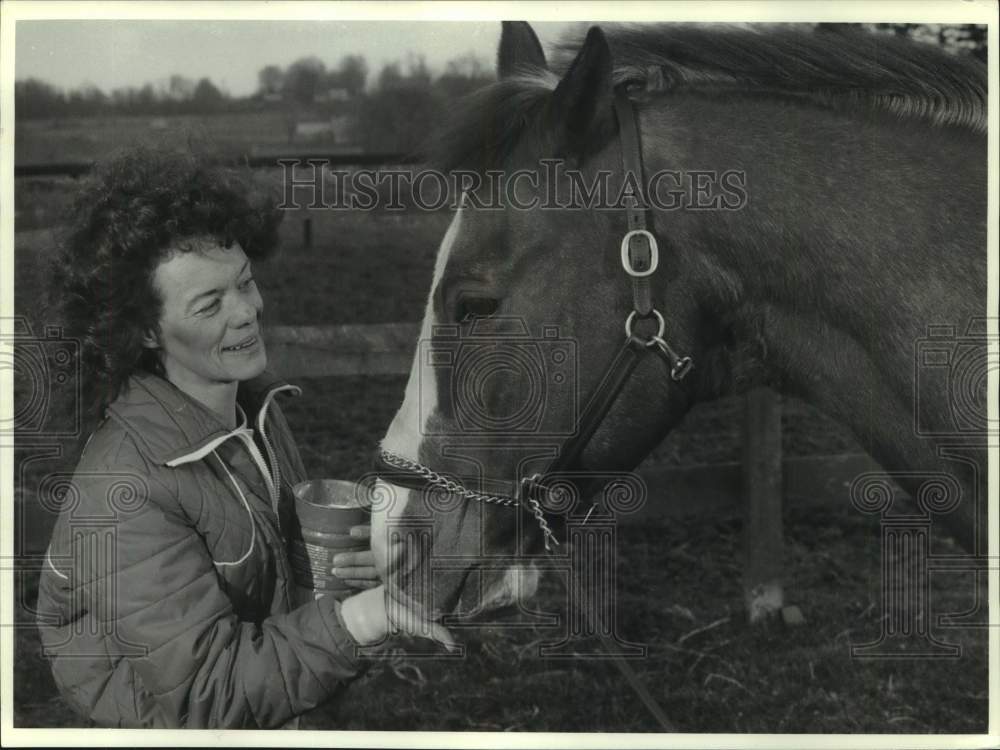 1988 Press Photo Lorraine Hyatt with Horse "Tex" - sya20009- Historic Images