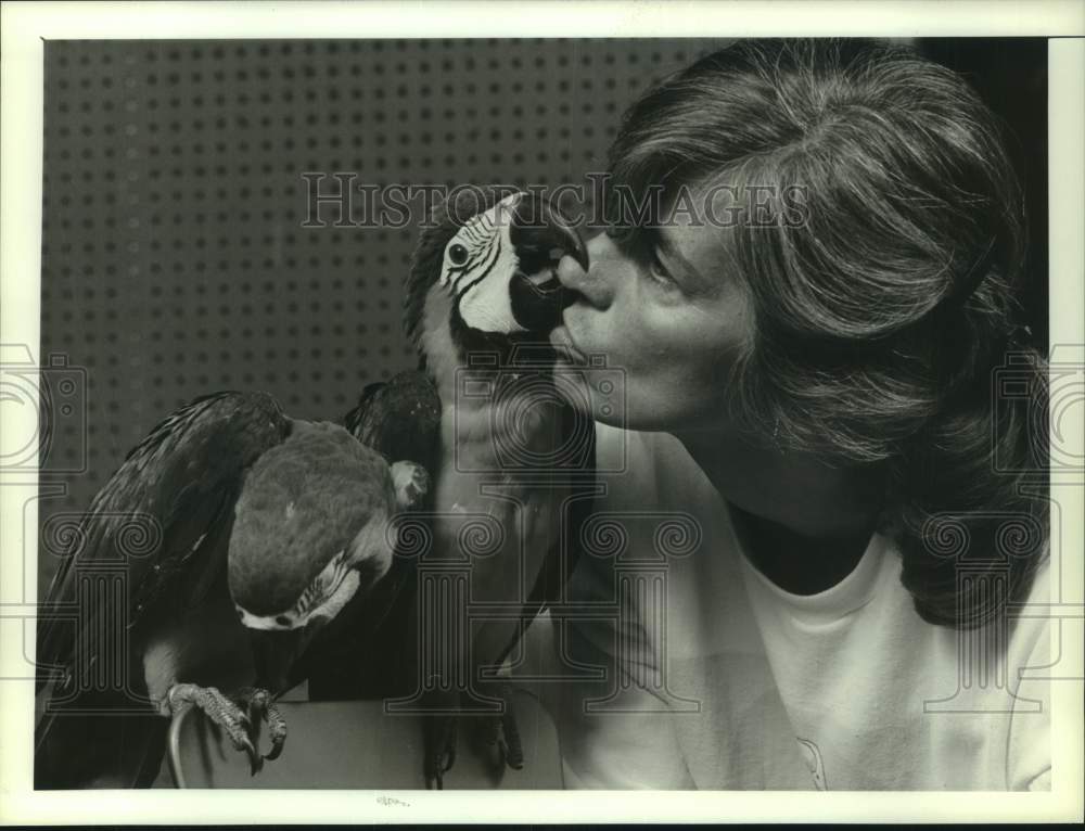 1989 Press Photo Linda Pietroski, Parrots of Distinction Operator in Fairmont