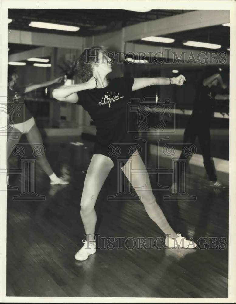 1984 Press Photo Dani Riposo at Aerobic Dancing Exercise Glass - sya20612- Historic Images