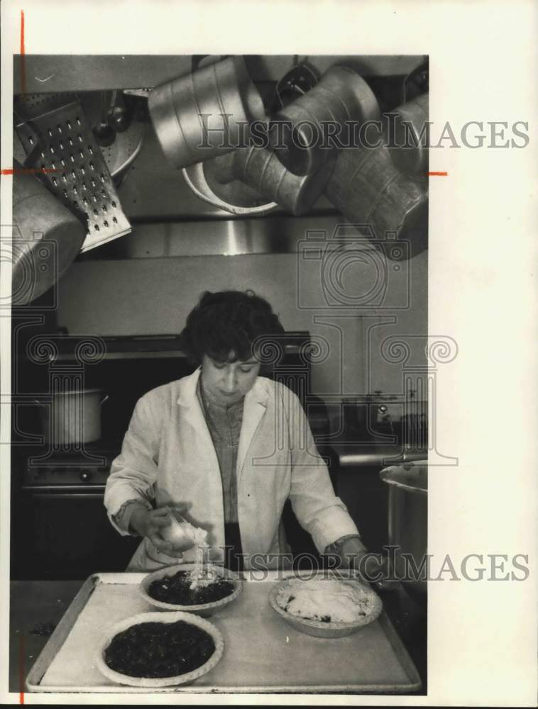 1986 Press Photo Luanne Impellziare Cooking Cherry Pie at Zogg Center Kitchen- Historic Images