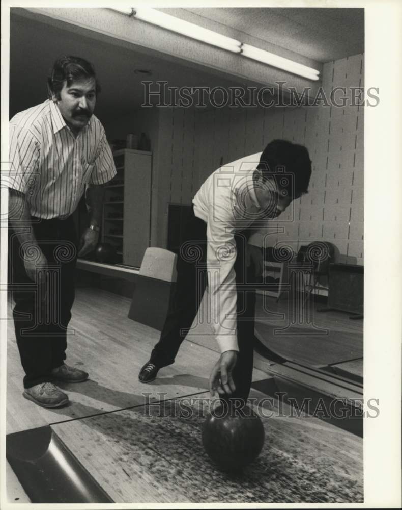 1988 Press Photo Bowling Volunteer John Huntley at Syracuse Development Center- Historic Images