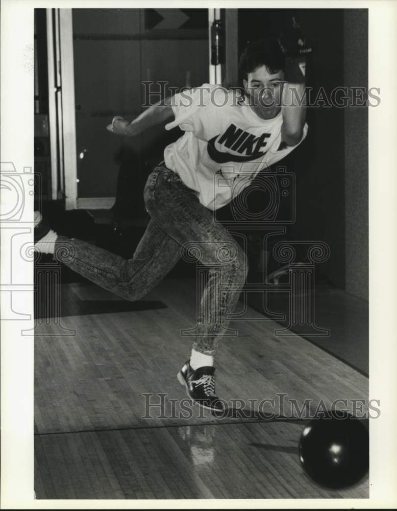 1990 Press Photo High School Student Art Alexander Bowling at Thudnerbird Lanes- Historic Images