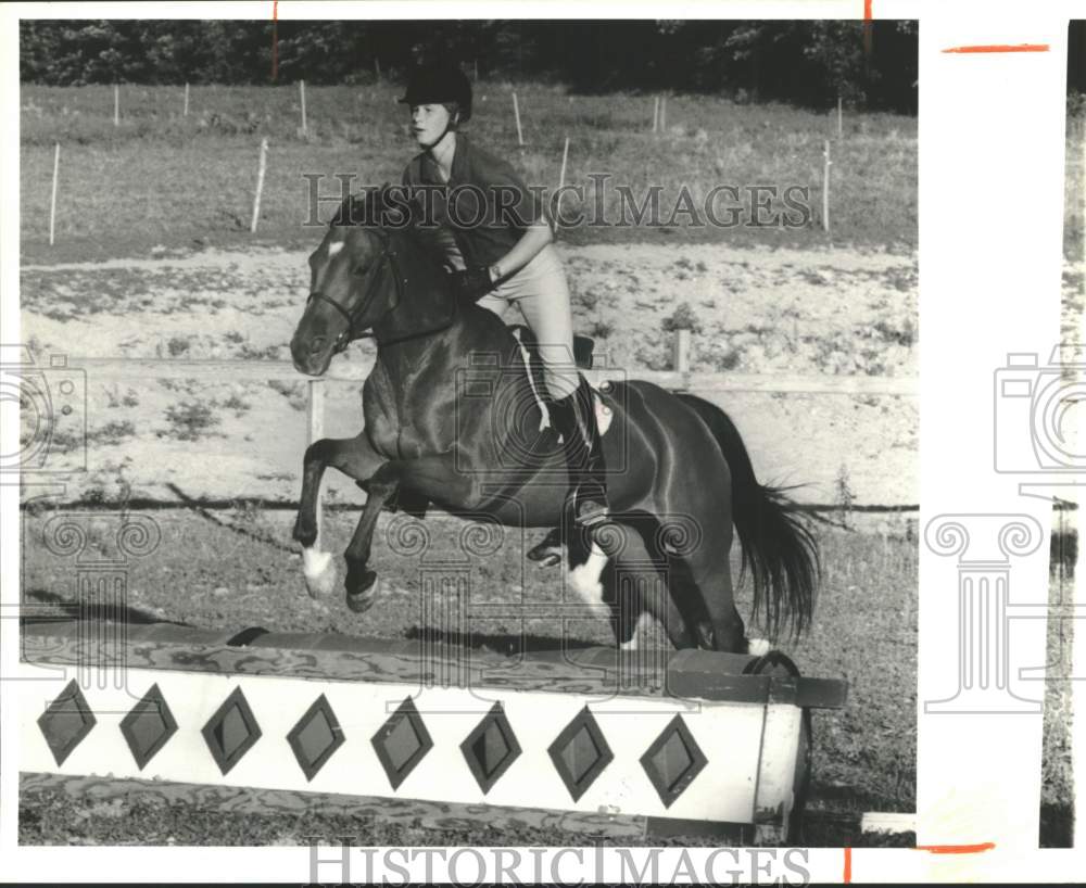 1990 Press Photo Kimberly Ramsden Riding Horse &quot;English&quot; in Marietta - sya20825- Historic Images