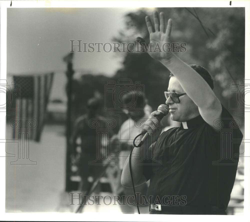 1989 Press Photo Reverend Patrick L. Holder at Liverpool Dock Blessing- Historic Images