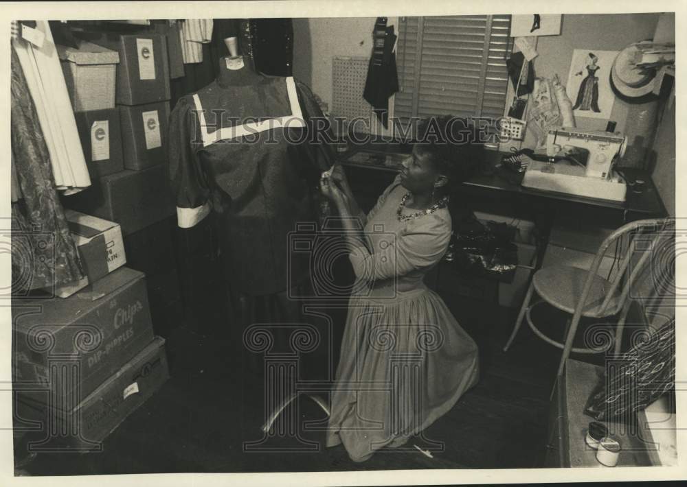 1986 Press Photo Annette Adams, Fashion Designer at Home Sewing Room - sya20973- Historic Images