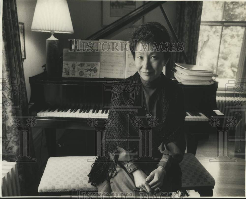 1985 Press Photo Keiko Akiyama, Music Director at Piano - sya20989- Historic Images