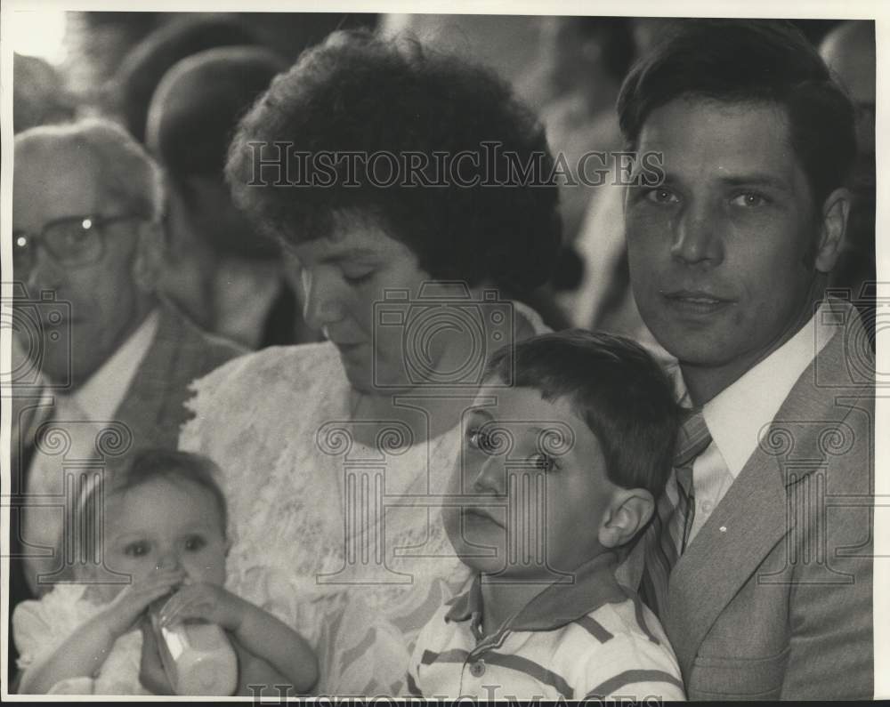 1987 Press Photo Andrew Abt with Wife and Children at Common Council Chambers- Historic Images