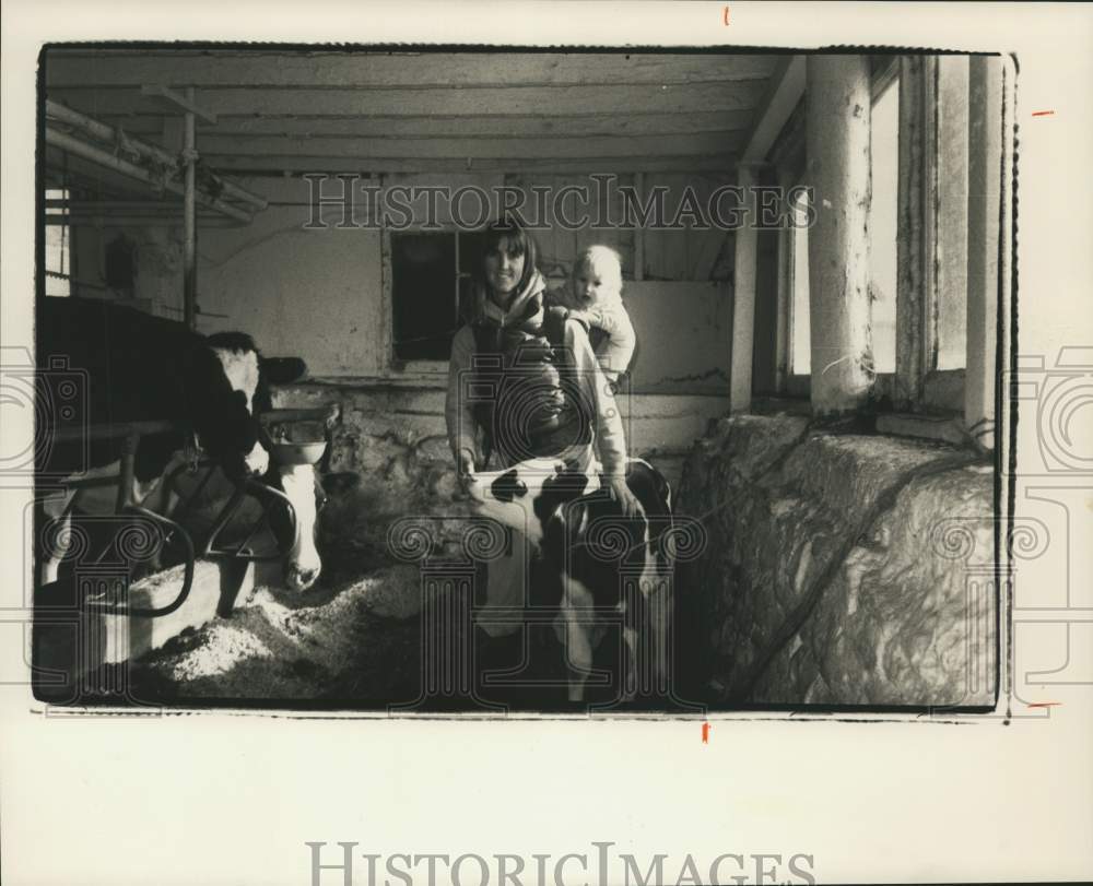 Press Photo Kathy Arnold at Truxton Farm Cow Barn with Son Kirk - sya21066- Historic Images