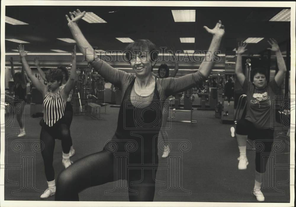 1987 Press Photo Georgia Cunningham at Marketplace Mall Aerobics Class in Cicero- Historic Images