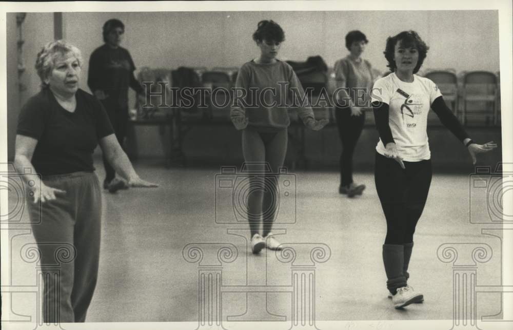 1986 Press Photo Onondaga Hill Presbyterian Church Aerobics Class - sya21189- Historic Images