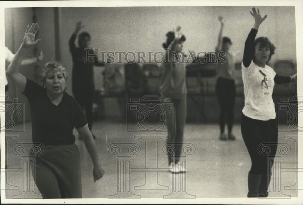 1986 Press Photo Onondaga Hill Presbyterian Church Aerobics Instructor in Class- Historic Images