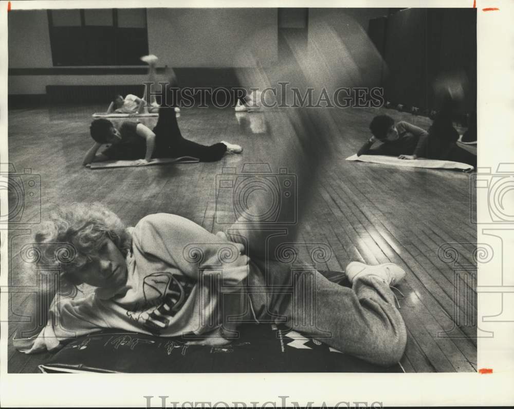 1986 Press Photo Denise Meetze at Syracuse Municipal Building Aerobics Class- Historic Images