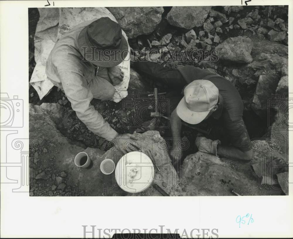 1991 Press Photo William Gould of North Carolina Crystal Digging with Friend- Historic Images