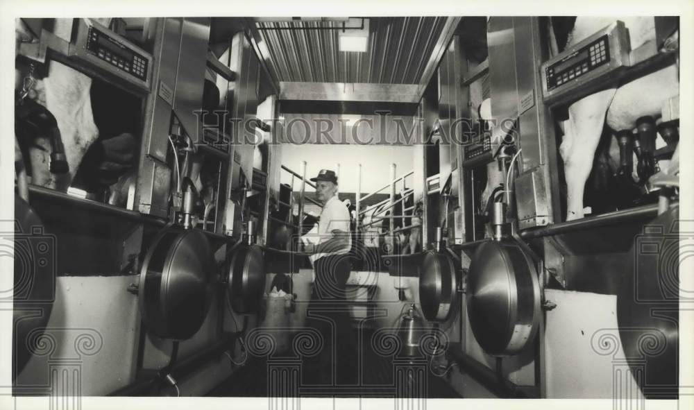 1989 Press Photo Jerry Kleisath at Agway Research Farm Dairy Milking Parlor- Historic Images