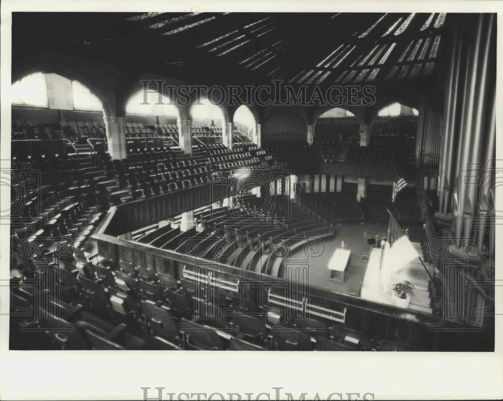 1987 Press Photo Over View of First Baptist Church Balcony Seating in Syracuse- Historic Images