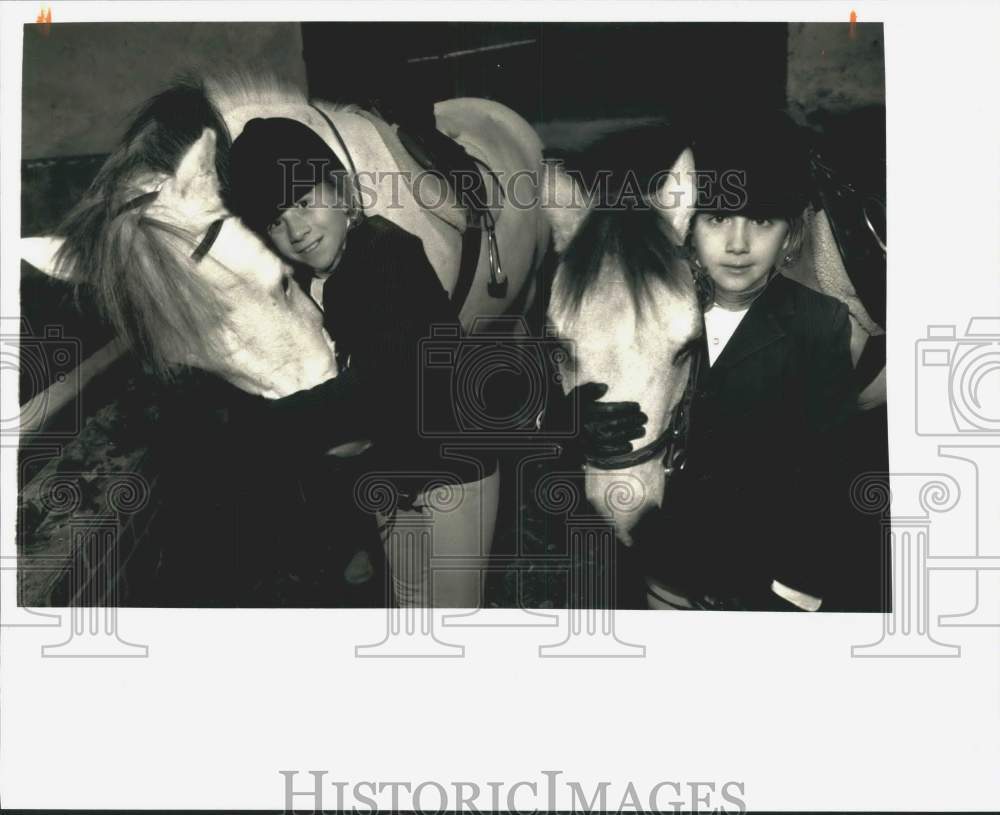 1989 Press Photo Sisters Carrie and Christy Conway with Ponies at GlanNat Farm- Historic Images