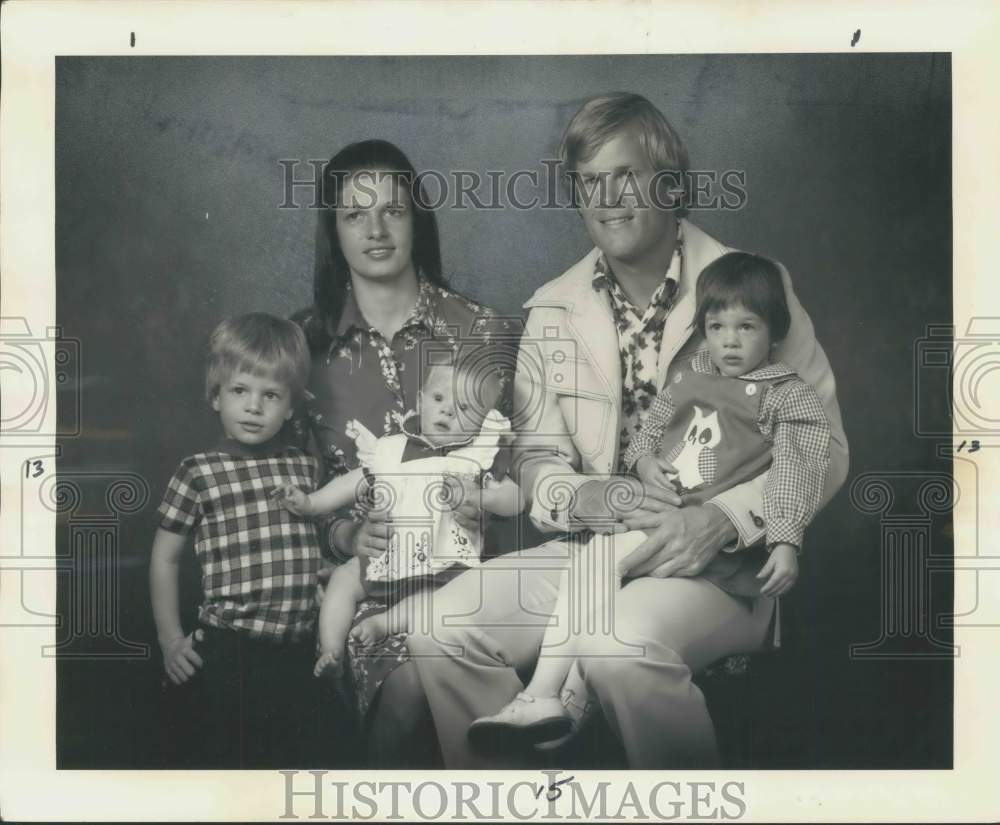 Press Photo Golfer Johnny Miller with Wife and Children - sya22032- Historic Images
