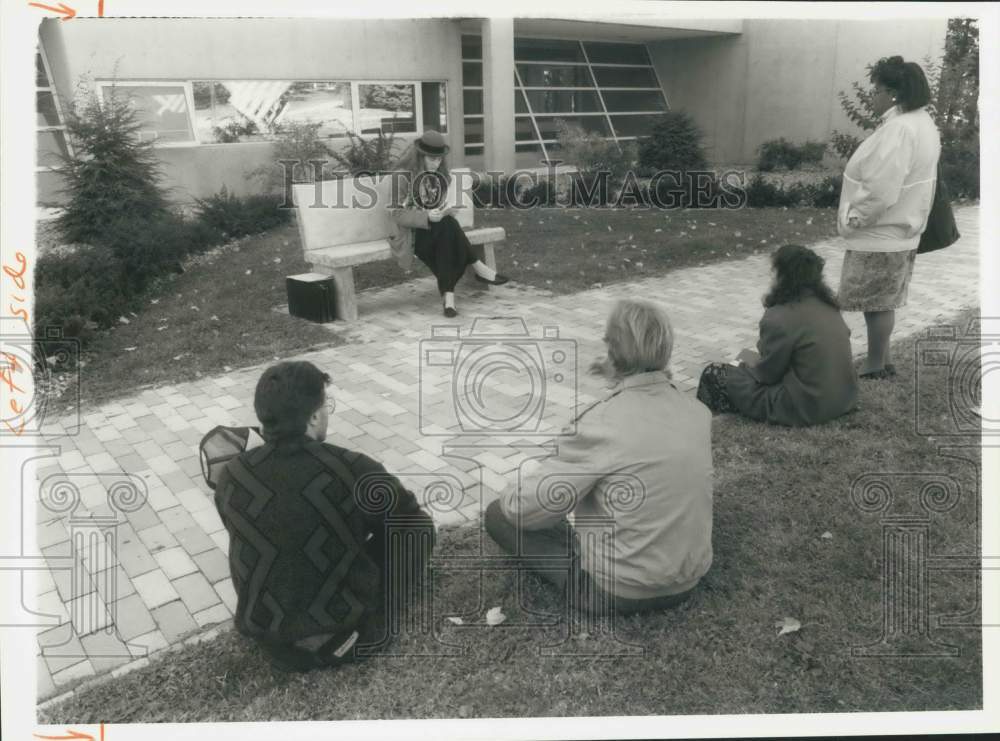 1989 Press Photo Christine Conover with Students at Banned Book Reading- Historic Images