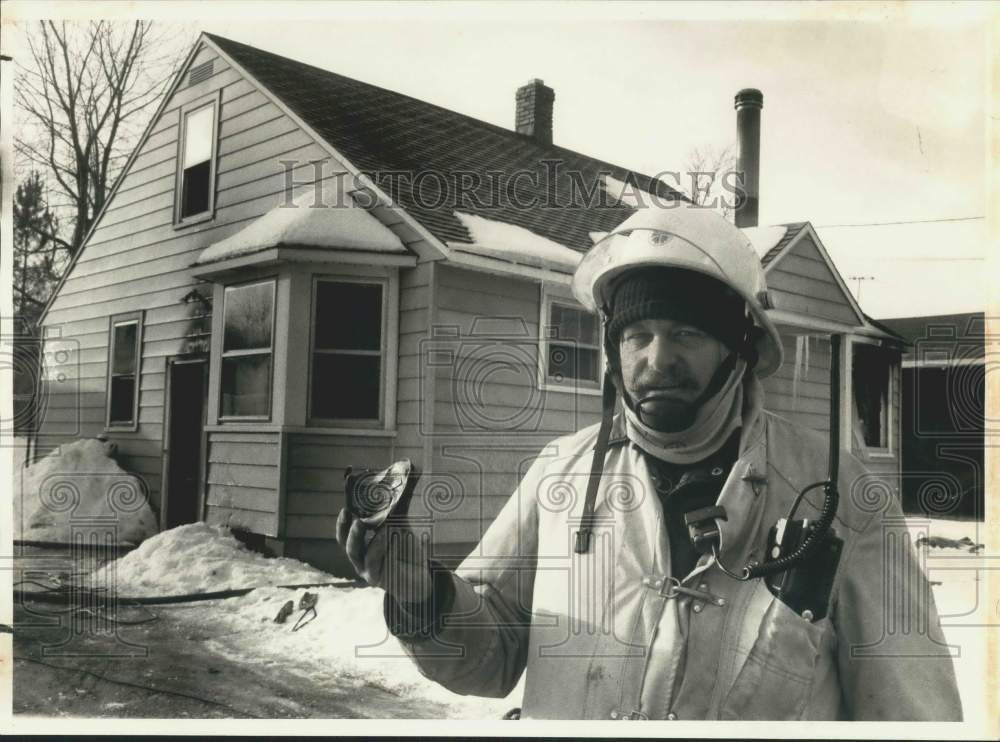 1988 Press Photo Cody Fire Chief Jim Cook at Mitner Home Fire Damage - sya22227- Historic Images