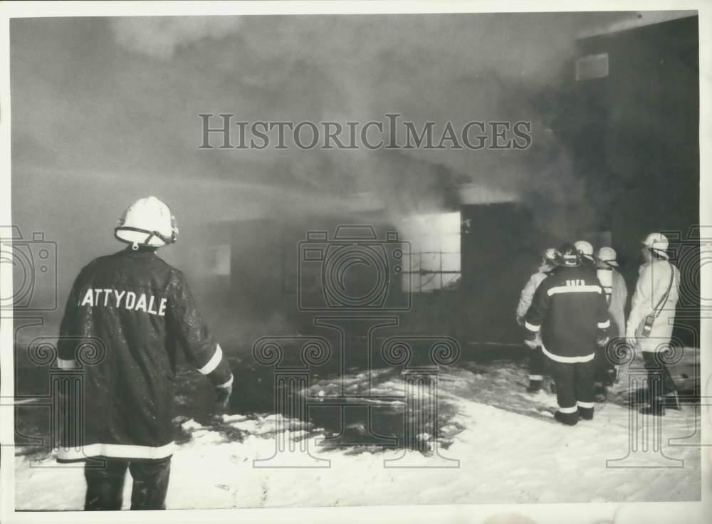 1985 Press Photo Mattydale Firefighter at Fire in North Syracuse New York- Historic Images