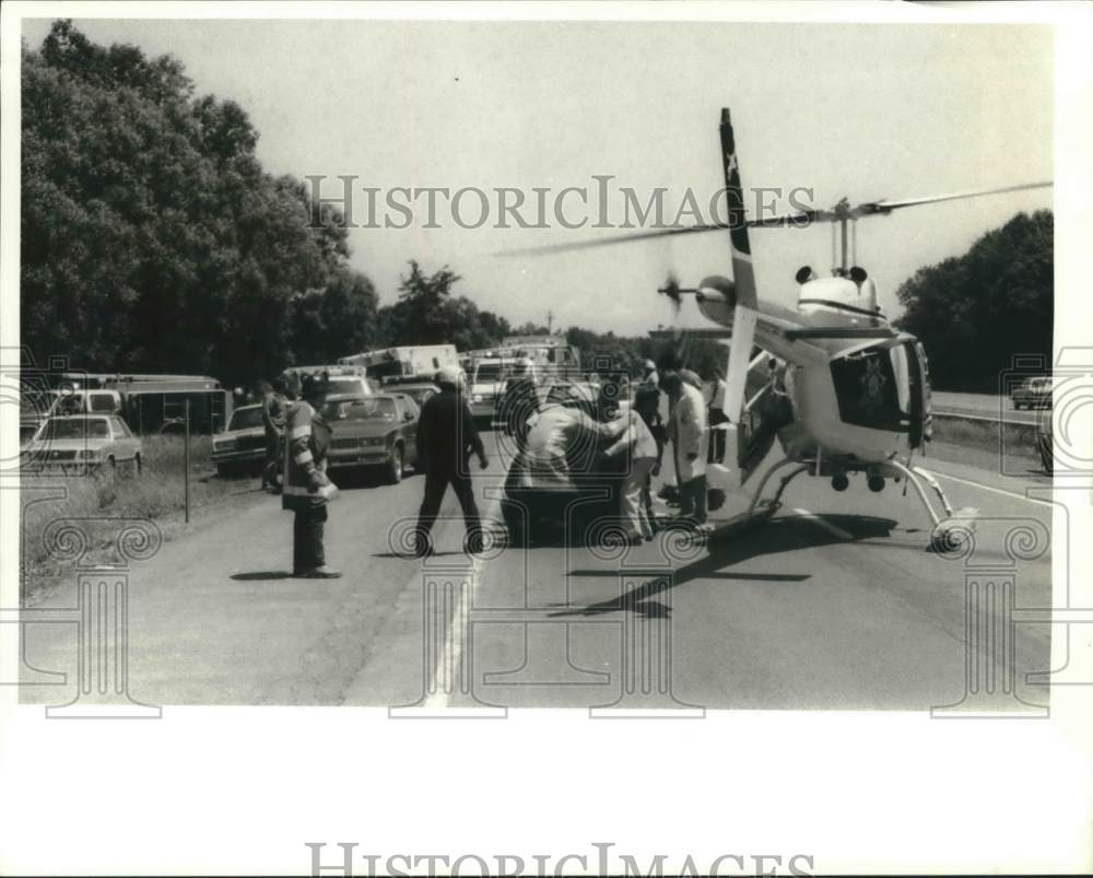 1987 Press Photo Sheriff Helicopter at Automobile Accident on New York Thruway- Historic Images